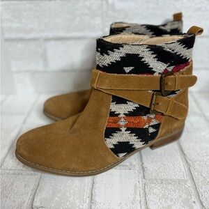 Plume Women's tan Suede low Ankle Boots with Aztec Patterned Fabric size 8.5